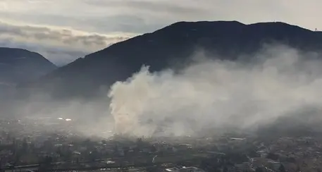 Incendio nel centro storico in fiamme una mansarda di via Portici a Bolzano