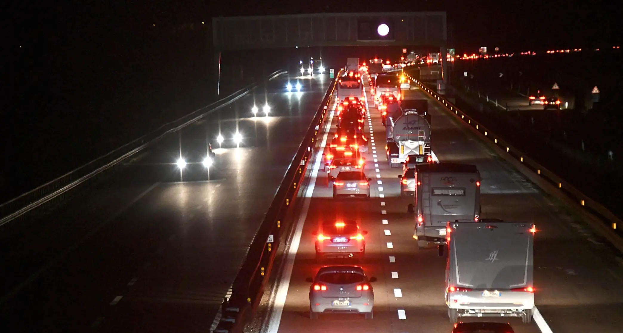 A22, litiga in autostrada costringe un'auto a fermarsi e accoltella il conducente