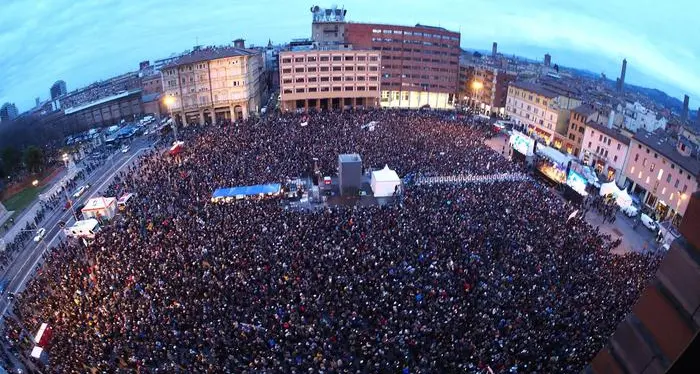 Sardine a Bologna: «Siamo in 40mila»