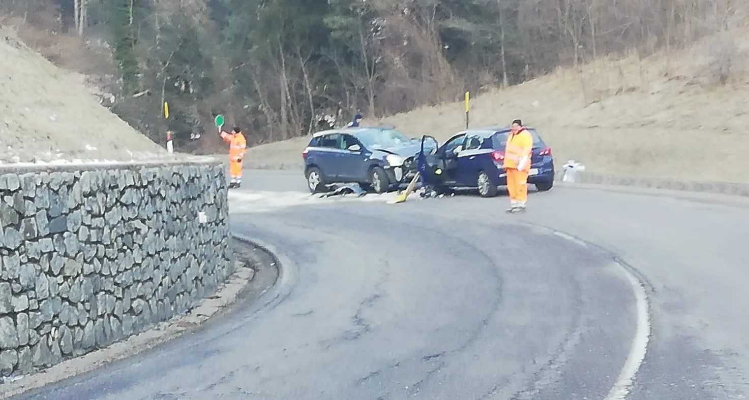Scontro tra due auto prima del ponte di Mostizzolo