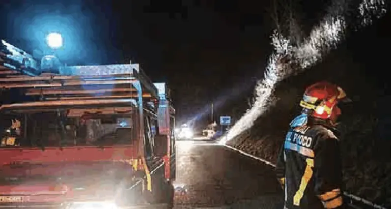 Cavalese: massi su un'auto il conducente illeso chiusa la strada in località Marco