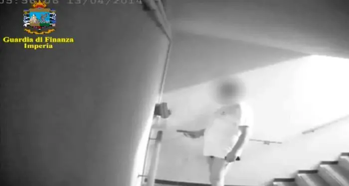 Assolto il vigile di Sanremo che timbrava il cartellino in mutande: ecco perché