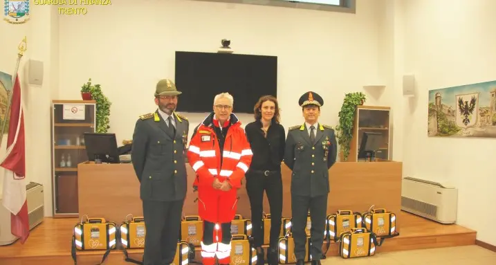 Da Trentino Emergenza alla Finanza 12 defibrillatori per le caserme e un corso di formazione agli agenti