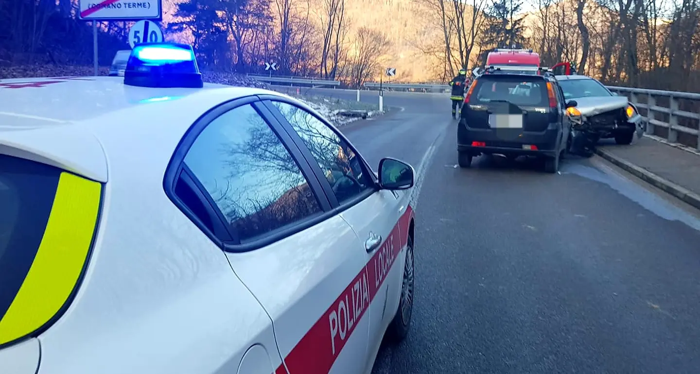 Sbanda uscendo dal tornante invade il lato opposto, frontale con un'altra auto, una donna ferita