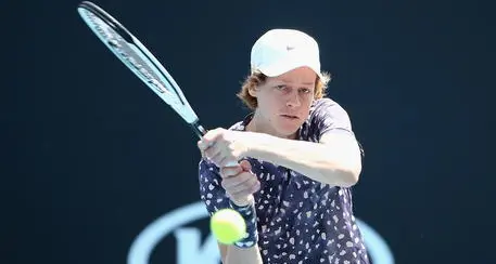 Jannik Sinner fa il fenomeno: prima vittoria in un Open in Australia avanza nel tabellone