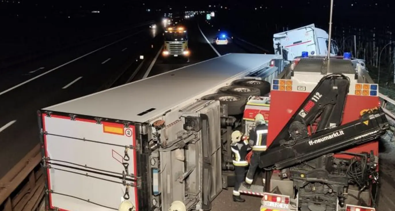 A22, si ribalta un Tir a Salorno ed altri tre si scontrano sull'altra corsia: traffico bloccato nella notte
