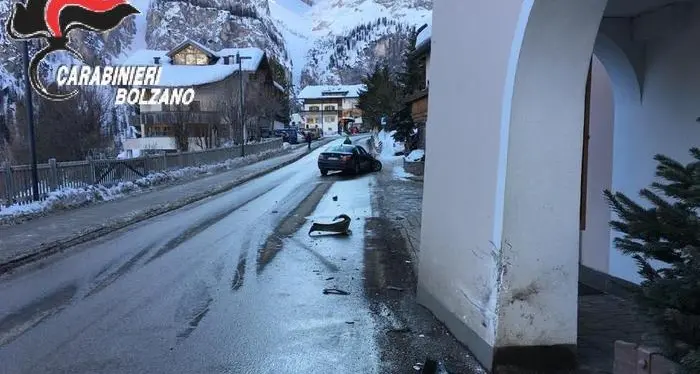 Turista ubriaco si schianta Bmw distrutta contro muro