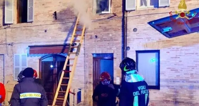 Bimba morta nell'incendio: arrestata la madre che diede fuoco alla casa