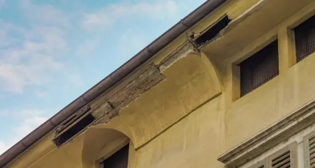 Palazzo Crivelli cade a pezzi Oss Emer: «Sarebbe meglio restituirlo alla Provincia»
