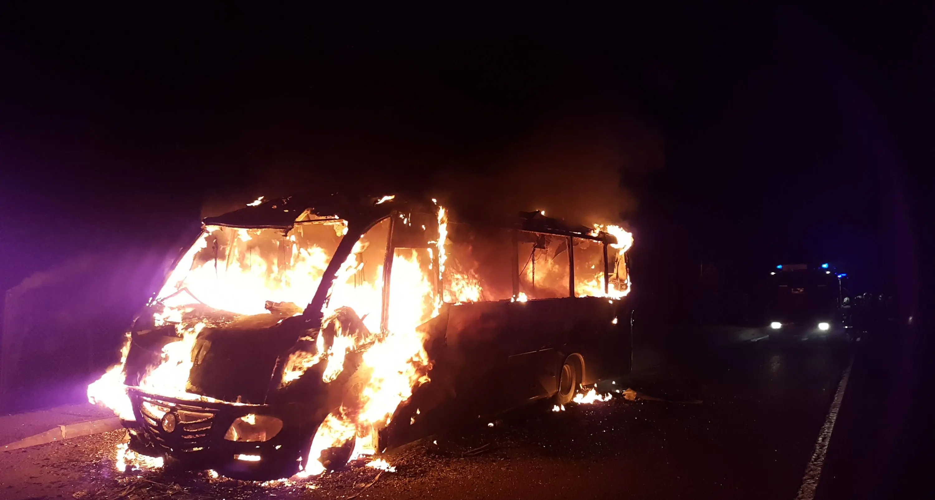 Termeno: a fuoco all'alba un minibus, nessun ferito ma il mezzo è incenerito