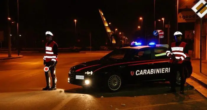 Un ragazzo di 18 anni cerca di uccidere il gemello colpendolo con tre coltellate