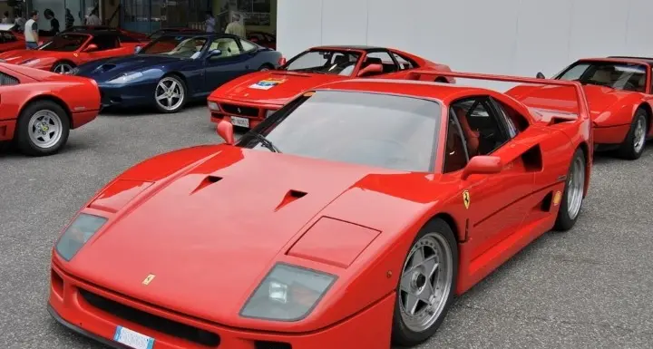 Gli pignorano Mercedes e Ferrari una è sparita, all'altra ha fatto togliere le ruote: rischia 4 anni