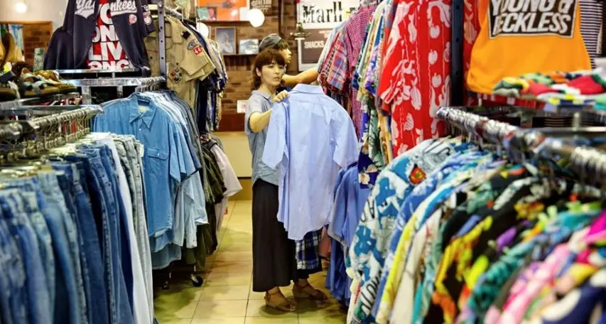 Con l'evento «Aperitivo swap» scambio di vestiti vintage