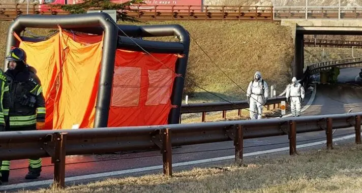 Allarme chimico a Trento Nord: camion perde il carico al casello una tonnellata di acido nitrico