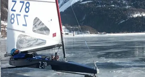 Con l'ice-flying sul lago di Resia: si rompe il ghiaccio, gravissimo uno sportivo caduto in acqua