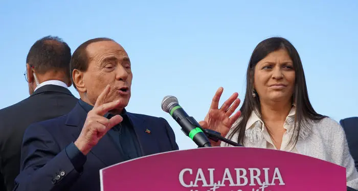 La gaffe di Berlusconi: «Jole Santelli è brava ma non me l’ha mai data»