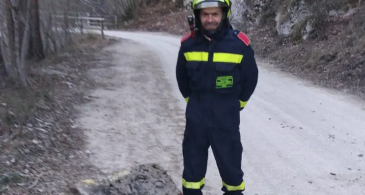 Masso cade sulla strada sterrata Molveno, intervengono i pompieri