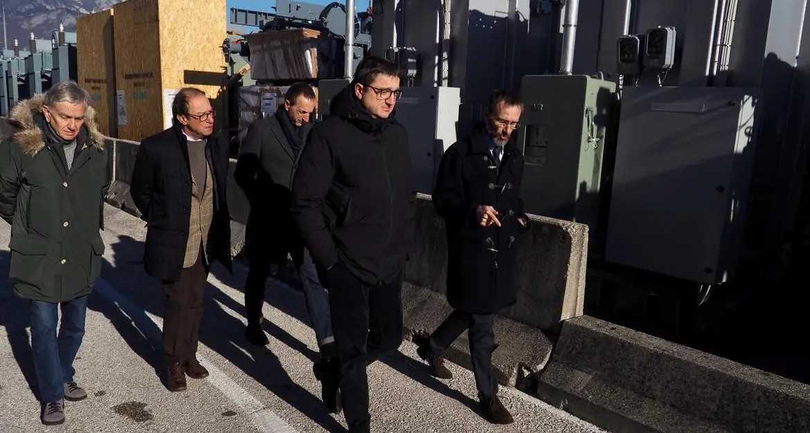 Ferrovie, sopralluogo di Fugatti all'area Interporto, nuovi binari per il carico merci su rotaia
