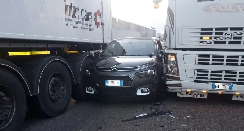 Sorpasso in tangenziale Nord un'auto resta stritolata fra due grossi autotreni