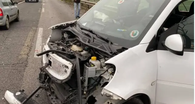 Magalli si schianta contro il guardrail: auto distrutta, lui illeso