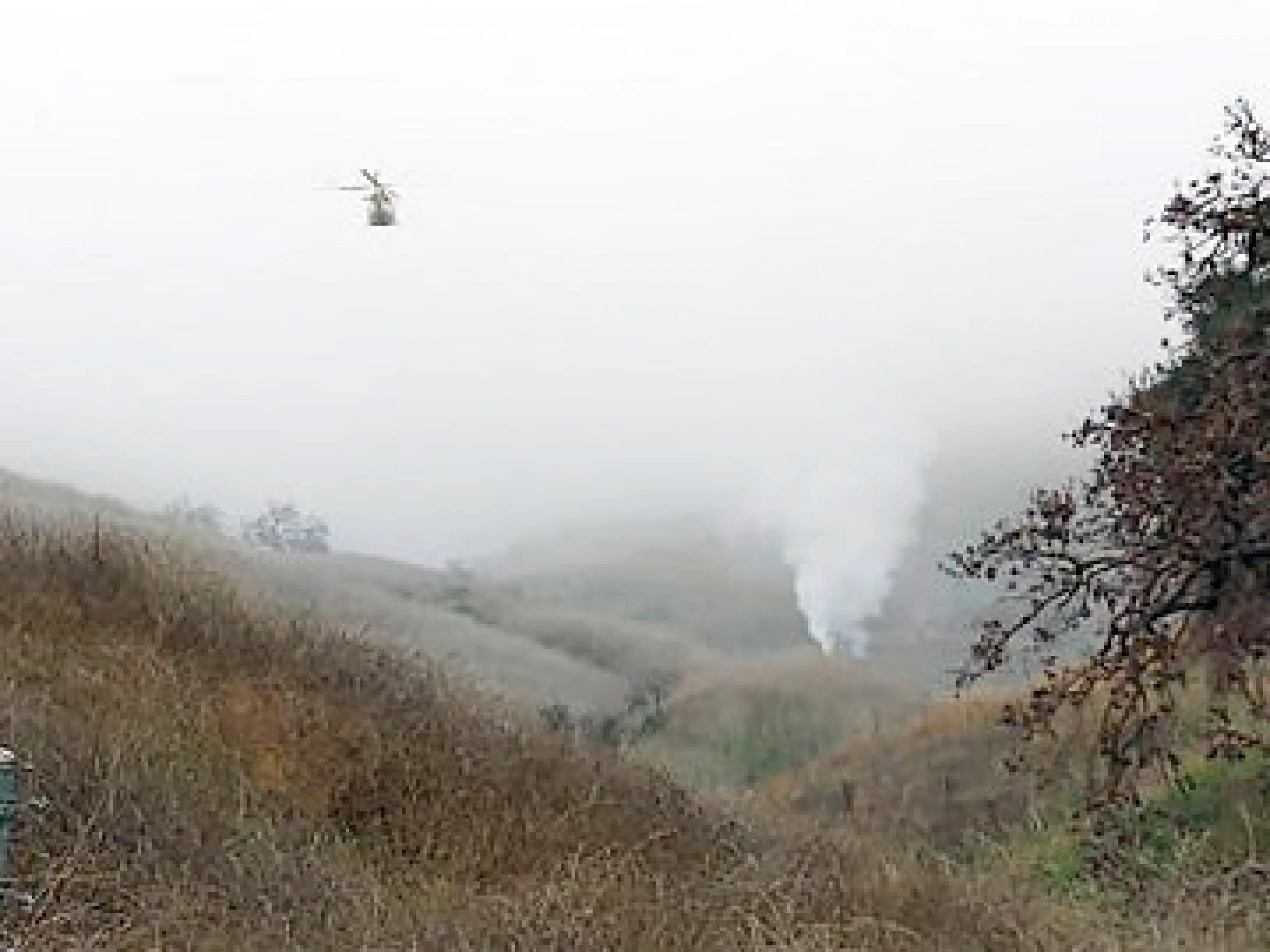 epa08167860 A handout photo made available by the Los Angeles County Sheriff's Department shows a smoke above a scene of a helicopter crash in the hills above Calabasas, California, USA, 26 January 2020. According to media reports, US NBA basketball player Kobe Bryant has died in a helicopter crash on 26 January 2020, along with four other people. The helicopter crashed and burst into flames amid foggy weather conditions above calabasas, LA County, USA. Kobe Bryant was 41. EPA/LA COUNTY SHERIFF'S DEPARTMENT HANDOUT HANDOUT EDITORIAL USE ONLY/NO SALES