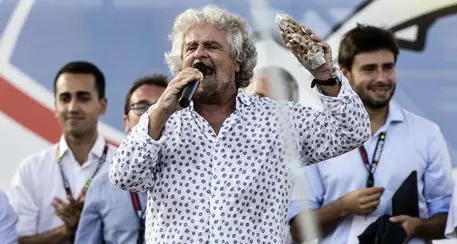 Beppe Grillo sta male: annullato il suo nuovo tour \"Apnee notturne, mi devo operare\"