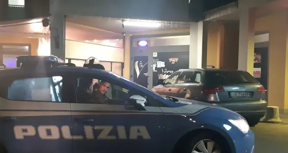 Tenta una rapina in sala slot con coltello e volto coperto Ma viene arrestato