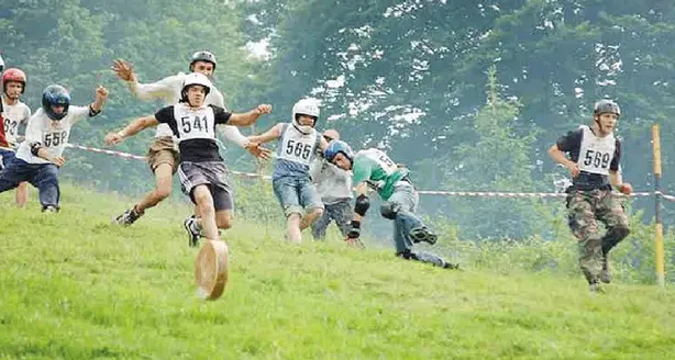 È tornato il Cheese Rolling La gara folle di S. Valentino