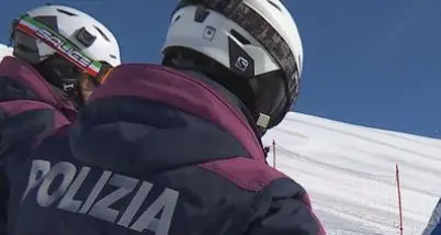 Ruba uno zaino sulle piste: dentro c'era la coppa della gara ma i poliziotti lo prendono