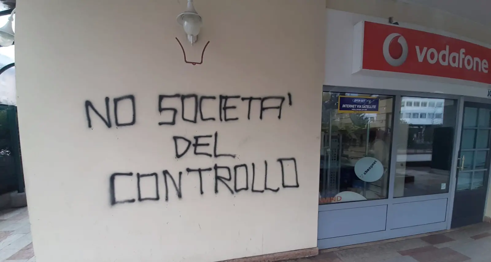 Vandali in azione al negozio \"Jotel\" di telefonini al Tridente: la matrice è politica