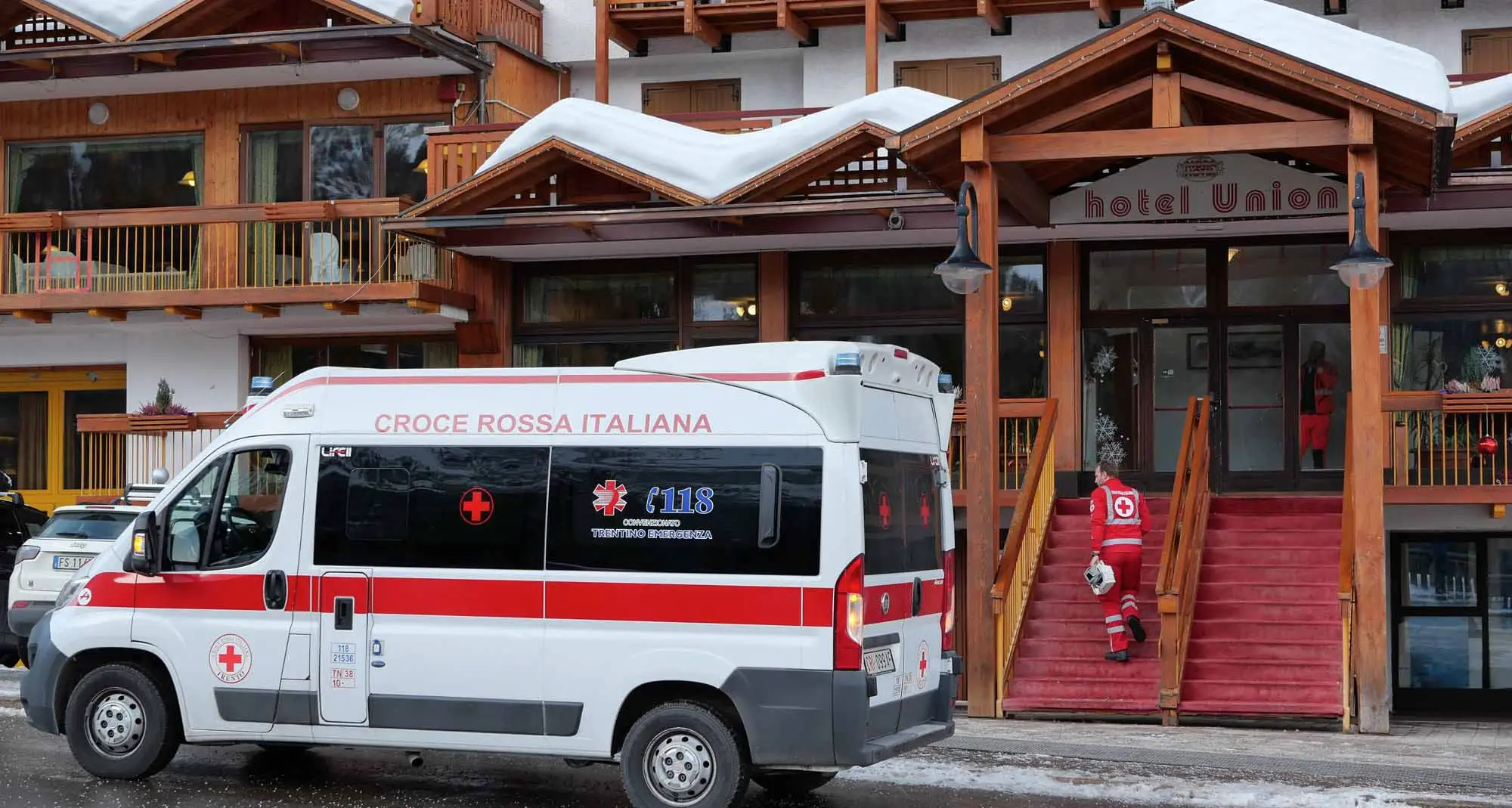 Duecento ragazzi intossicati in hotel, il responsabile dei soccorsi racconta la nottata: «Situazione grave, gran lavoro di squadra dell'emergenza»