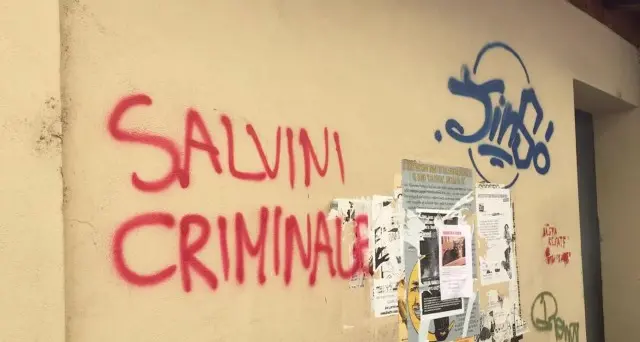 Spray in azione in centro Scritte contro la Lega