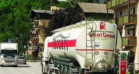 Tutti in coda dietro al camion Lo bloccano dopo sorpasso e prendono a sberle l'autista