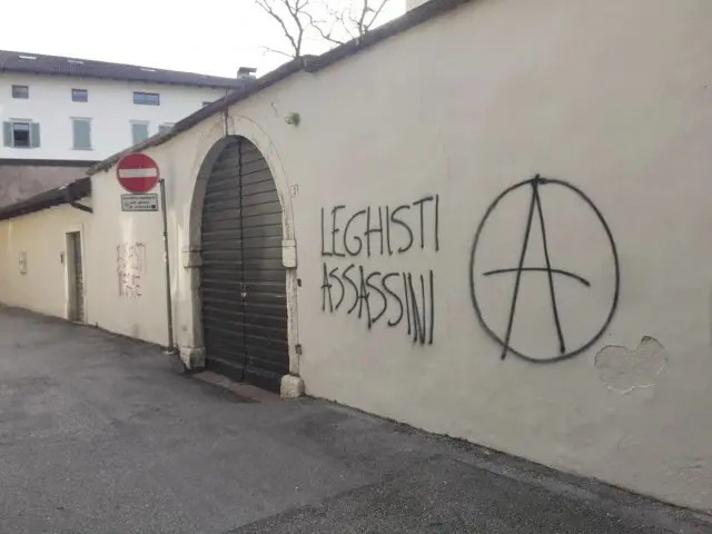 scritte contro la lega - piazza bellesini