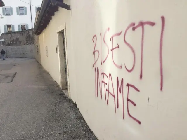 scritte contro la lega - piazza bellesini