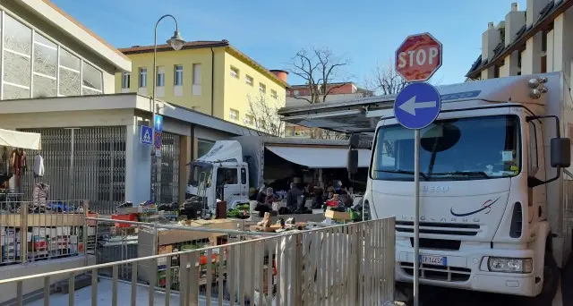 Nuovo parcheggio pertinenziale: ritorna il mercato e \"chiude\" l'entrata al garage