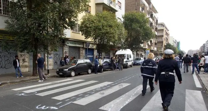 Bambino di due anni sul passeggino travolto da un'auto pirata