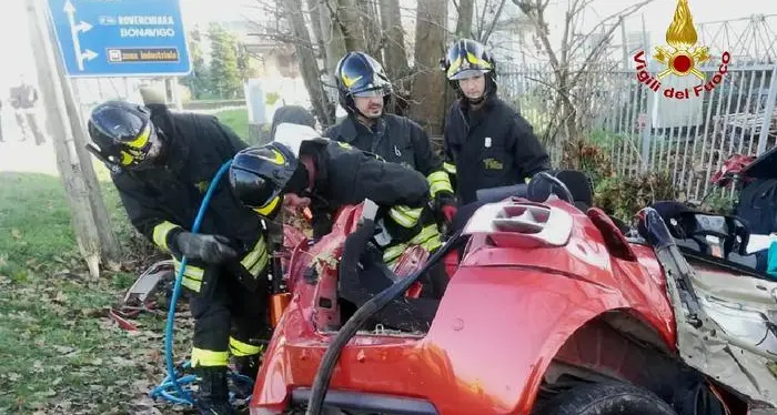 Auto contro un albero poi si disintegra su un muro: tre morti nel Veronese