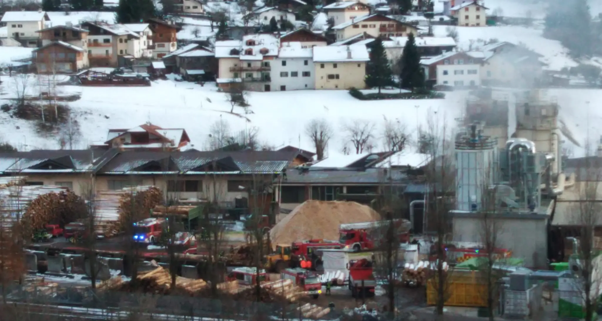 Esplosione e silos in fiamme a Ziano in una segheria della Magnifica Comunità