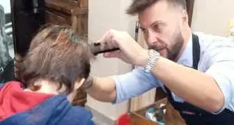Christian, il barbiere che accoglie i bimbi autistici con il «taglio di quiete»