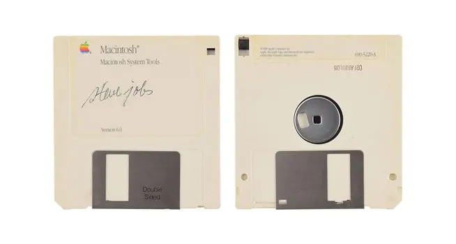 Apple: un floppy disk con la firma di Steve Jobs venduto a 84mila dollari