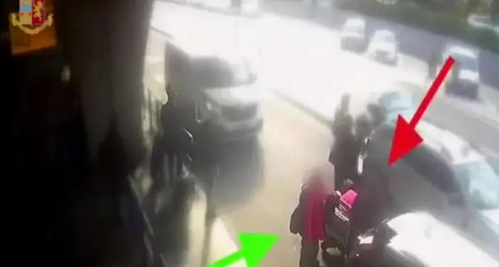 Turista chiede il tassametro acceso il taxista gli spacca il naso: identificato e denunciato a Rom