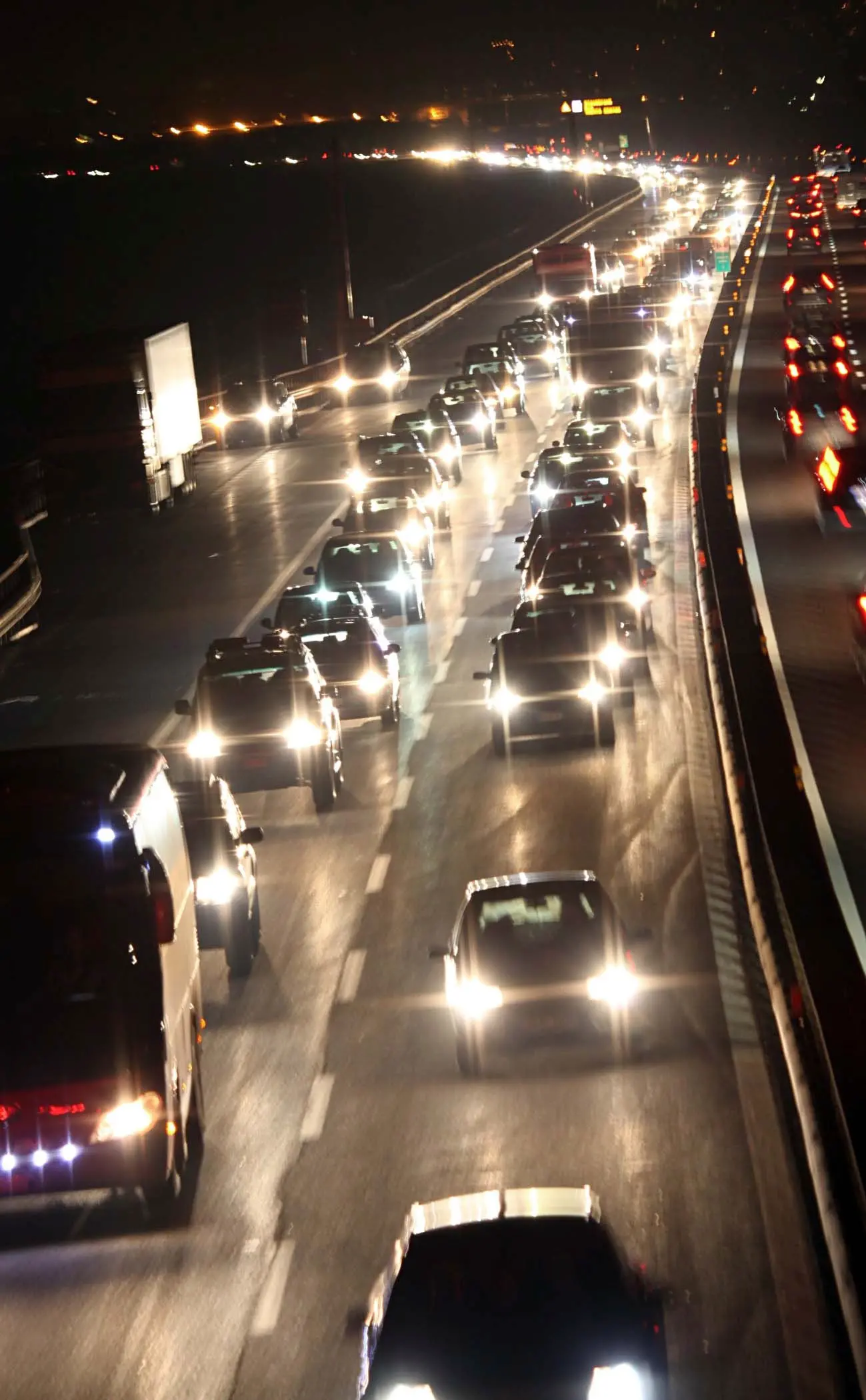 A22, traffico rallentato e code per tamponamenti verso sud ma la terza corsia resta chiusa