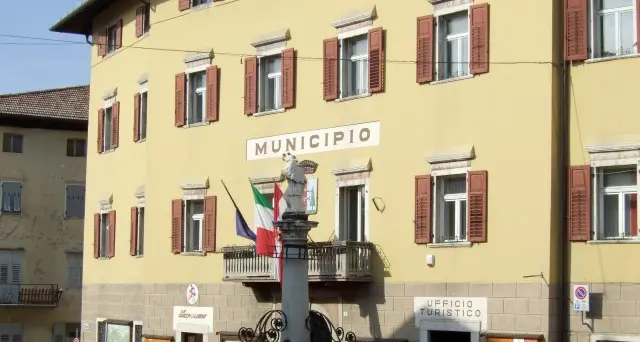 Anziana litiga in municipio Il sindaco chiama i carabinieri
