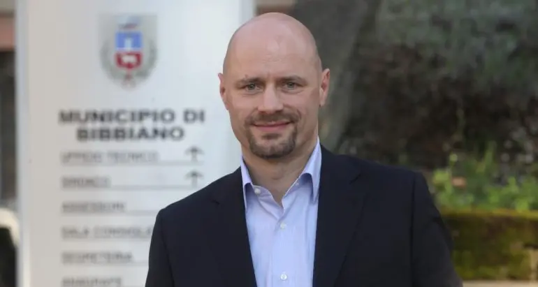 Inchiesta, il sindaco di Bibbiano scarcerato, potrà tornare in Comune: «Ma mi hanno linciato sul web»