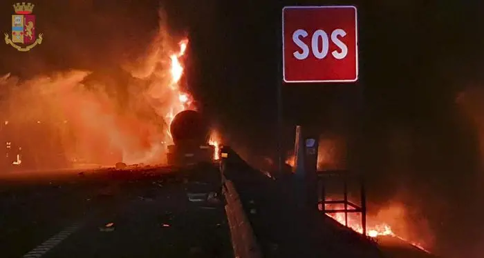 Padova: muore carbonizzato nella sua autocisterna che si è incendiata sulla A4