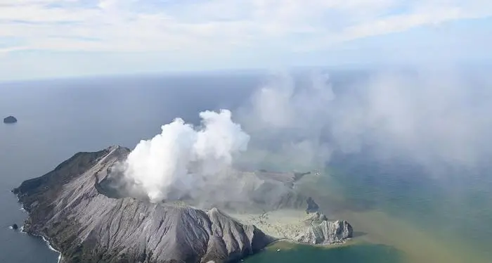 Nuova Zelanda: cinque morti per l'eruzione di un vulcano e alcuni turisti sono dispersi