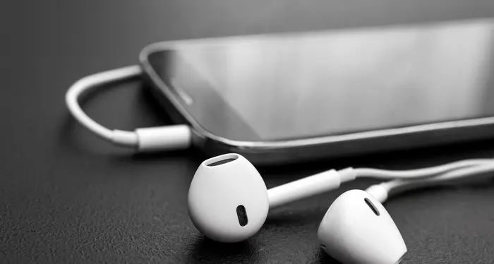 Lividi, tagli e fratture: quando il cellulare è un pericolo per il viso