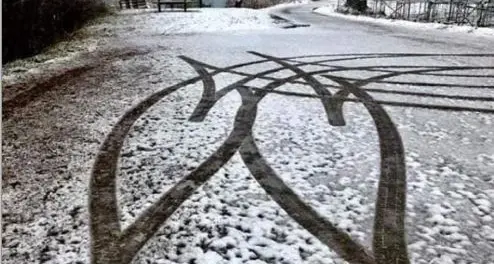 L'auto nel parcheggio dopo la nevicata, a Piné disegna due grandi cuori