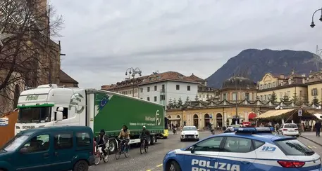 Il diciottenne del Gambia picchia autista del bus e poliziotti e prende a testate la corriera